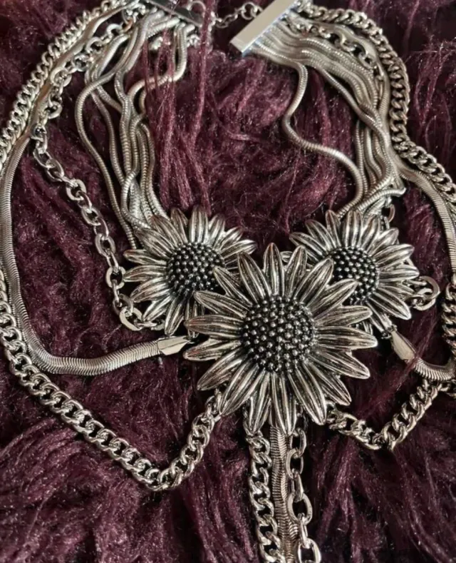 Collar de flores y cadenas plateado