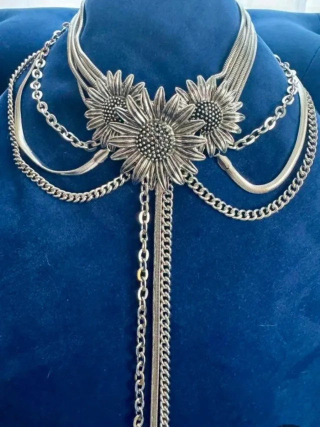 Collar de flores y cadenas plateado