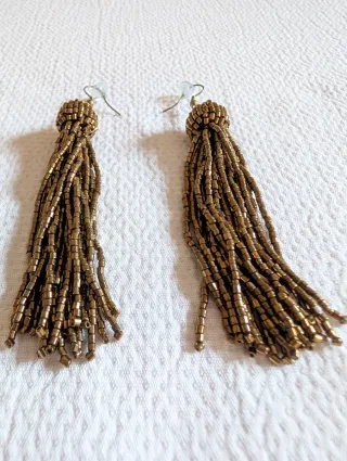 Pendientes dorados con cuentas