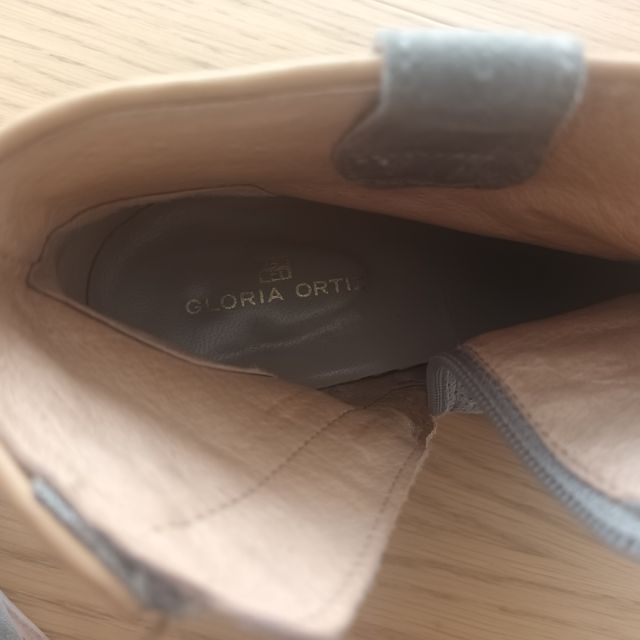 Botines serraje marca Gloria Ortiz