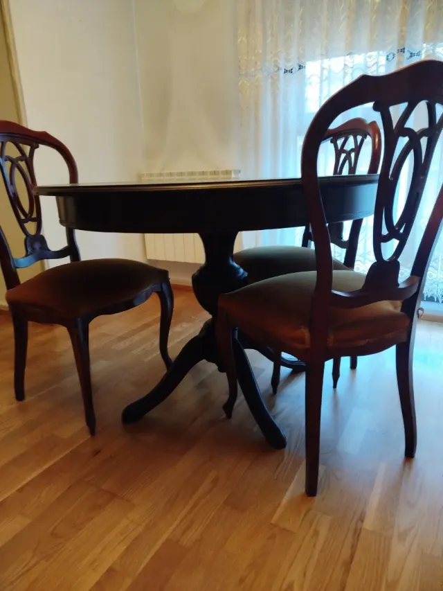 Mesa comedor redonda + 4 sillas madera