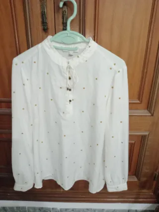 Blusa blanca con topos dorados