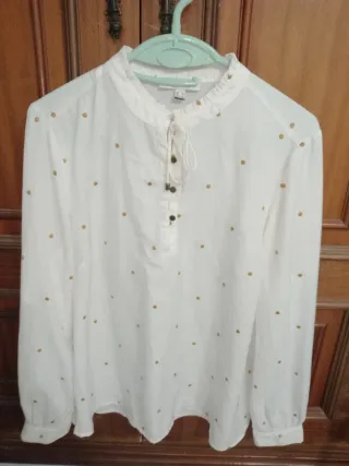 Blusa blanca con topos dorados
