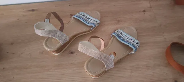 Sandalias cuña crema y azul
