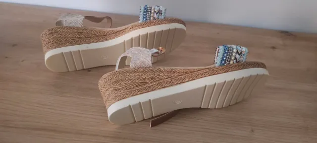 Sandalias cuña crema y azul