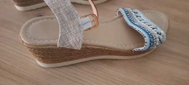 Sandalias cuña crema y azul