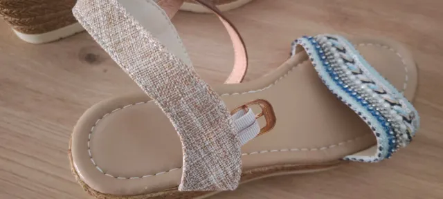 Sandalias cuña crema y azul