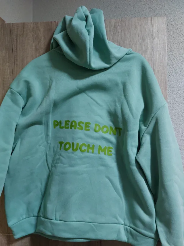 Sudadera verde con mensaje