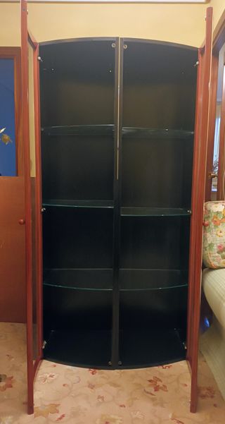 Vetrine curve in legno con ripiani in vetro