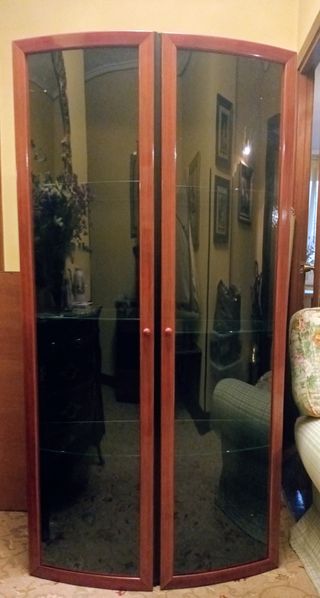 Vetrine curve in legno con ripiani in vetro
