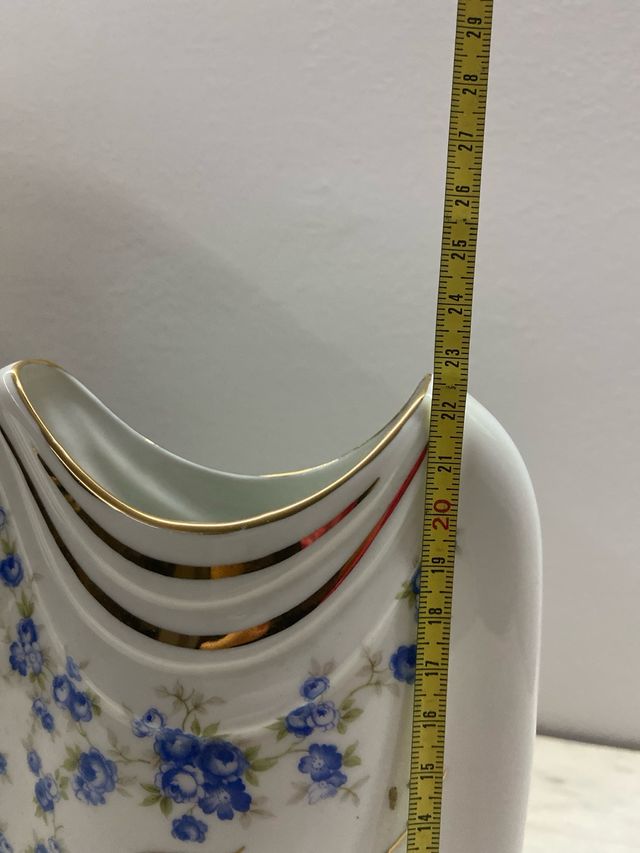 Jarrón de cerámica con flores azules y oro