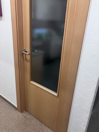 Puerta de madera con marcos