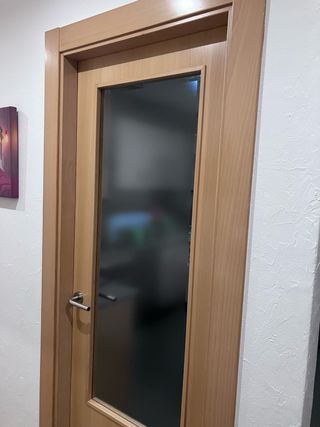 Puerta de madera con marcos