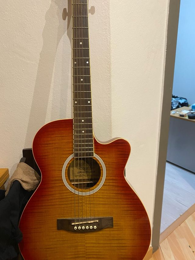 Guitarra acústica con acabado Sunburst
