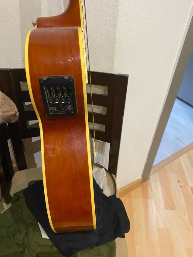 Guitarra acústica con acabado Sunburst