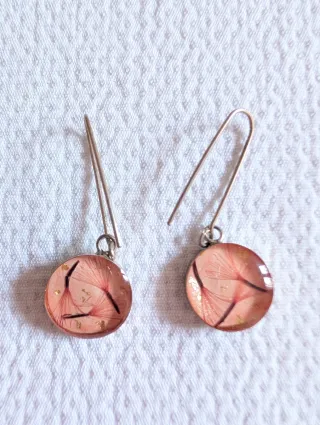 Pendientes dorados con detalles florales