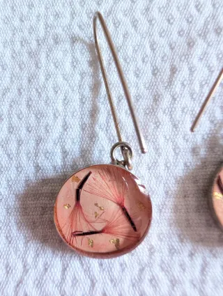 Pendientes dorados con detalles florales