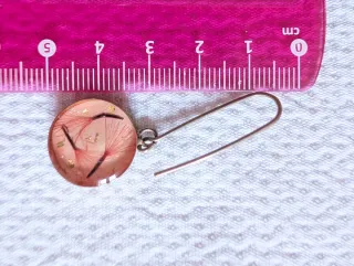 Pendientes dorados con detalles florales