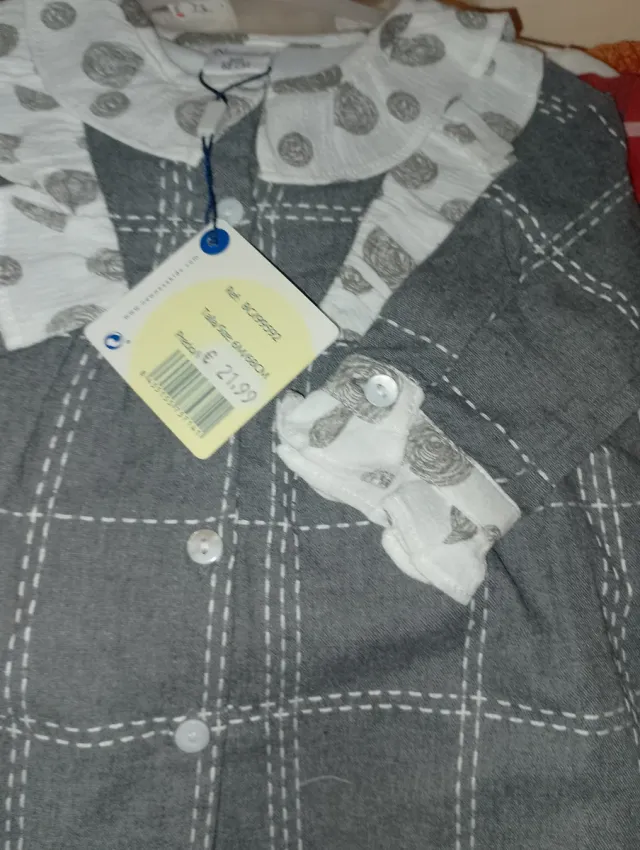 Vestido  de niña color gris cuadros blancos.