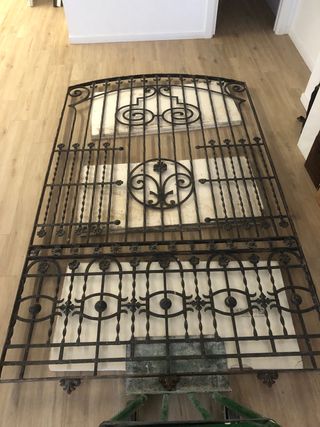 Reja metálica de hierro forjado