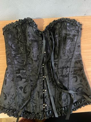Corsé negro con cordones y volantes