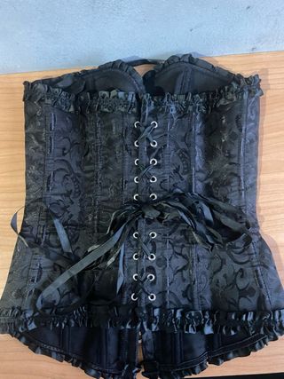 Corsé negro con cordones y volantes