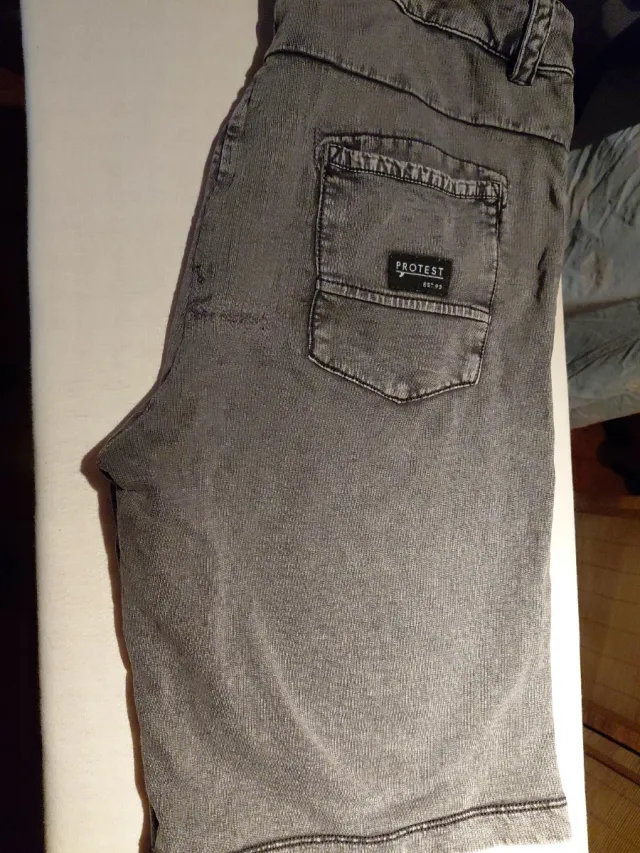Pantalón corto Protest gris