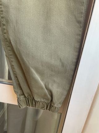 Pantalón cargo Bershka verde oliva