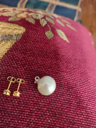 Colgante y pendientes  con piedra verde.