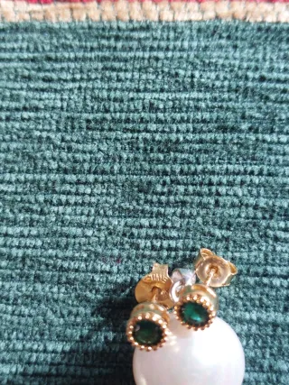 Colgante y pendientes  con piedra verde.