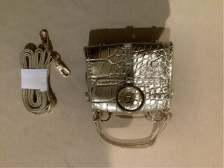 Mini bolso Guess nuevo con etiqueta dorado.