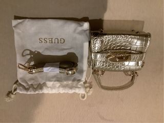 Mini bolso Guess nuevo con etiqueta dorado.