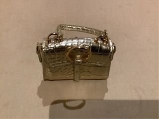 Mini bolso Guess nuevo con etiqueta dorado.