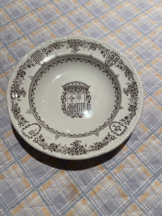 Platos de cerámica con escudo de Aragón