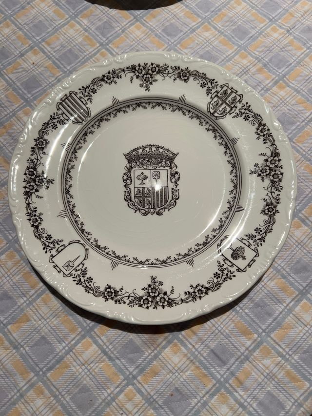 Platos de cerámica con escudo de Aragón