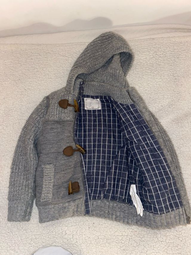 Abrigo niño ZARA gris con capucha