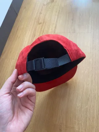 Gorra Supreme Terciopelo Roja
