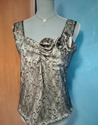 Bustier dorado y negro con flores