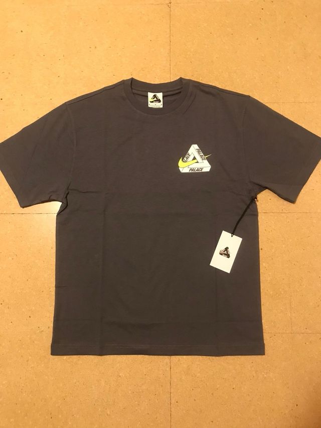 Palace x Nike Tri Swoosh T-Shirt Gris