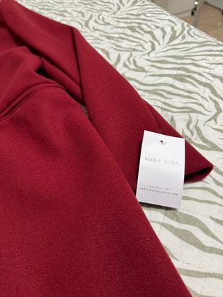 Abrigo rojo nuevo sin estrenar