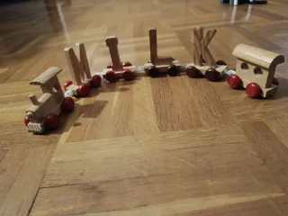 Tren de madera con letras