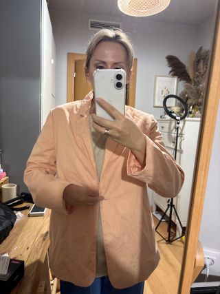 Americana minimalista naranja y beige