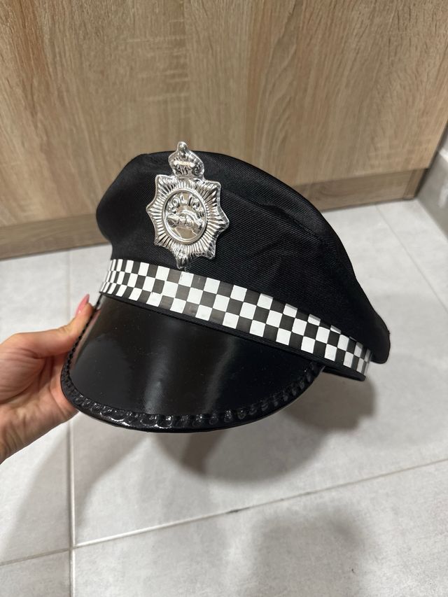 Gorra de policía con insignia