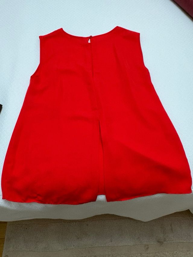 Blusa roja sin mangas