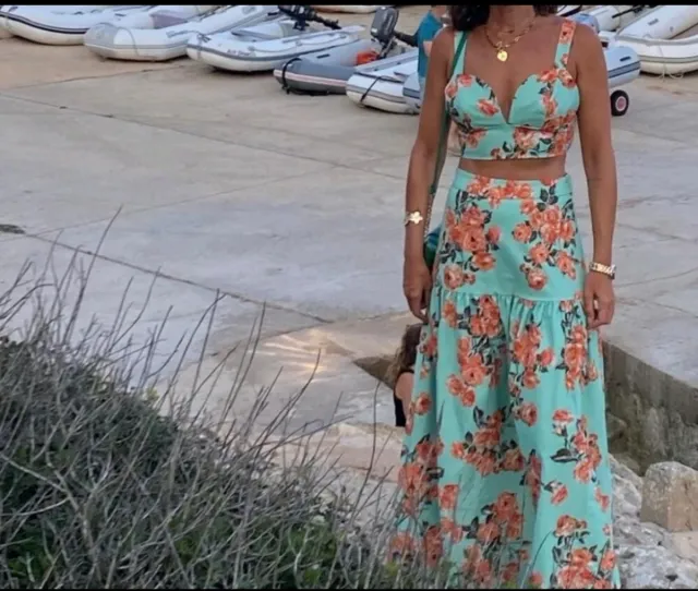 Conjunto de dos piezas floral, top y falda.