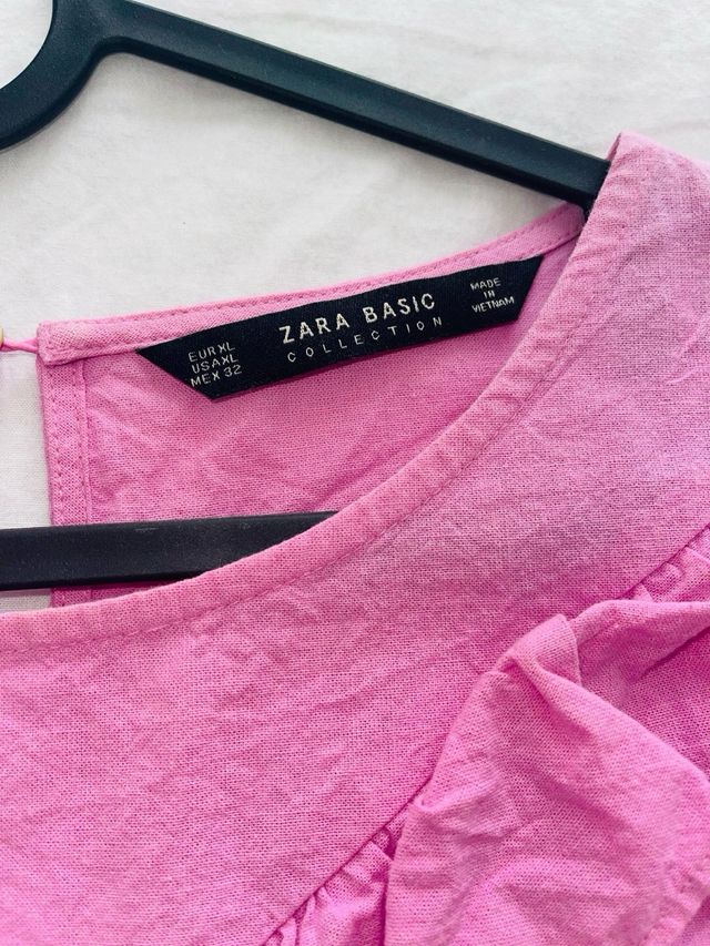 Blusa Zara rosa con volantes y hombros descubierto