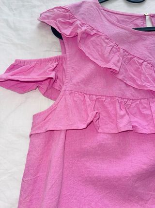 Blusa Zara rosa con volantes y hombros descubierto