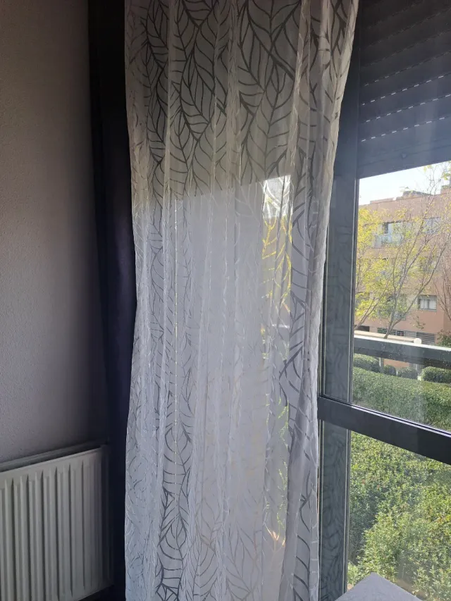 Cortina de salón hojas gris y blanco