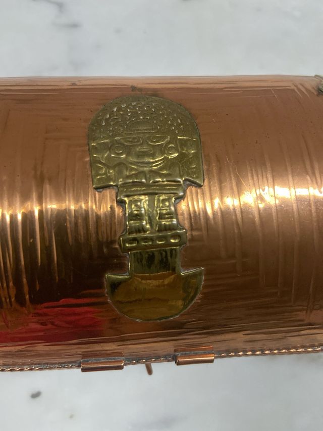 Caja de cobre estilo azteca