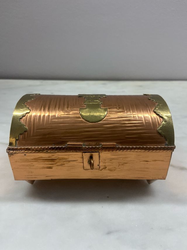 Caja de cobre estilo azteca